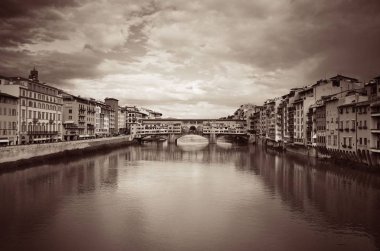 Ponte Vecchio Floransa 'daki Arno Nehri üzerinde İtalya siyah beyaz.