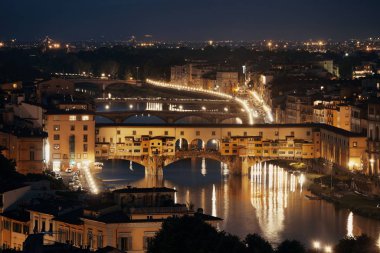 Floransa manzarası Piazzale Michelangelo geceleri Ponte Vecchio ile görüntülendi.