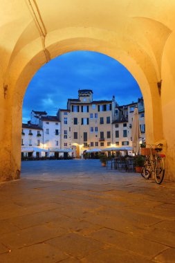 Lucca İtalya 'daki Piazza dell Anfiteatro' nun baş girişi.
