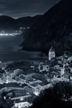 Vernazza Cinque Terre, İtalya için deniz taş binalarda ile gece. Siyah ve beyaz.