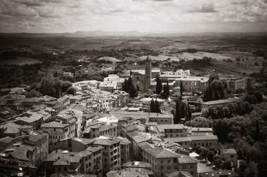 İtalya 'da tarihi binaları olan Ortaçağ şehri Siena çatı manzaralı
