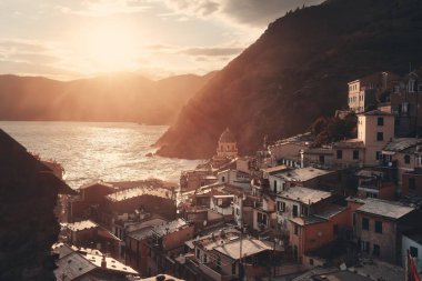 Cinque Terre 'de Vernazza gün batımı