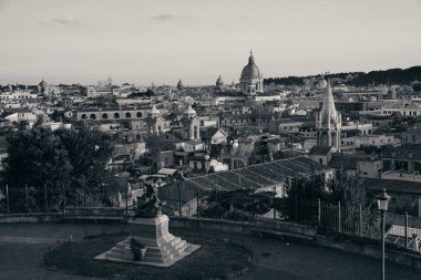 Roma, İtalya 'da gün batımında antik mimariyle parktan izlendi. 