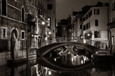 Venedik kanalı gece köprüsü ve tarihi binalarla birlikte. İtalya.