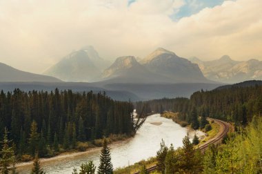 Banff Ulusal Parkı 'ndaki dağ nehri ve demiryolu.