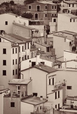 İtalya 'nın Cinque Terre kentindeki dağdan Riomaggiore izlendi.