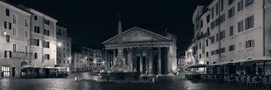 Pantheon gece sokak manzaralı panoramada. İtalya 'nın Roma kentindeki en iyi korunmuş antik Roma binalarından biridir..