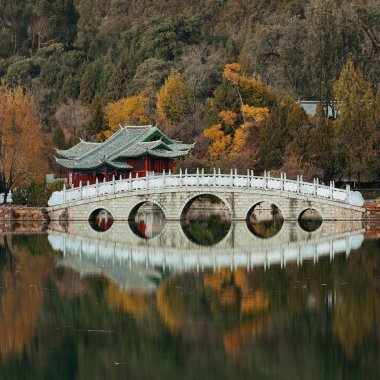 Lijiang 'da Kara Ejder Havuzu, Yunnan, Çin.