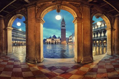 İtalya, Venedik 'teki Piazza San Marco' daki koridor gece görüşü.
