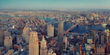 Manhattan şehir merkezinde, New York 'ta kentsel gökdelenli çatı manzarası