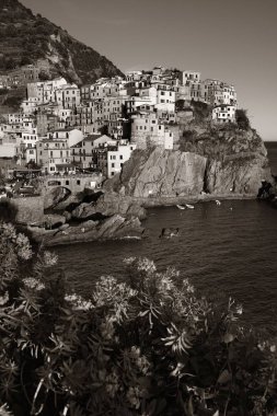 Manarola, İtalya 'nın Cinque Terre kentindeki uçurumun üzerindeki binalarla Akdeniz' e tepeden bakar. Siyah ve beyaz.