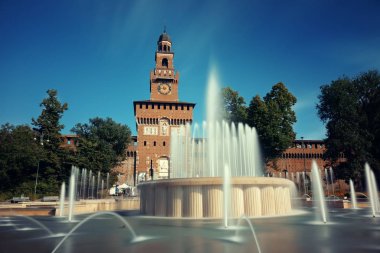 Sforza Kalesi ve İtalya 'nın başkenti Milan' daki çeşme.
