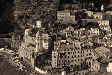 Vernazza 'da Cinque Terre, İtalya' da kayalıklar üzerinde binalar var..