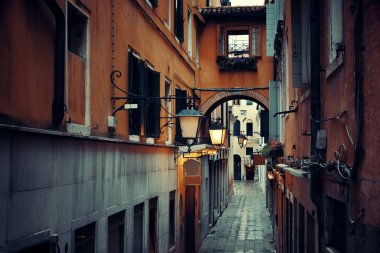 İtalya, Venedik 'teki tarihi binaların olduğu sokak manzarası.
