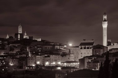 Ortaçağ şehri Siena manzarası görünümüyle çan kulesi ve İtalya tarihi binaları geceleri