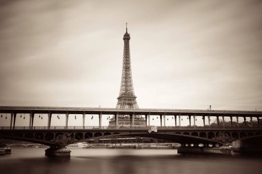 Paris, Fransa 'da Seine Nehri ve Eyfel Kulesi.
