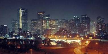Calgary downtown cityscape gökdelen ve köprü gece, Kanada.