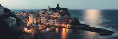 Gece Vernazza 'da Cinque Terre, İtalya' da kayalıklarda binalar vardı..