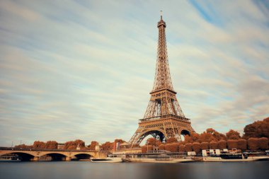 Paris, Fransa 'da Eyfel Kulesi Seine Nehri.