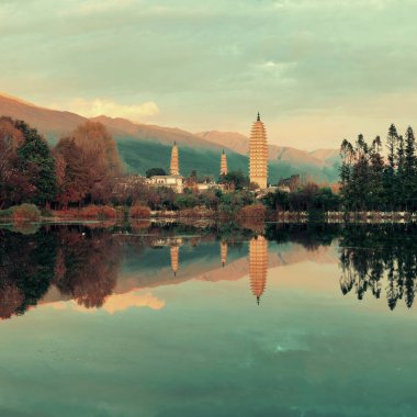 Dali, Yunnan, Çin 'de gölün yansımalarıyla gün doğumu.