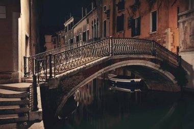 Venedik canal gece köprü