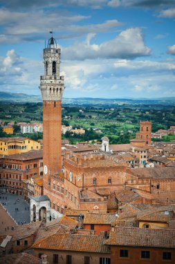 Ortaçağ kenti Siena tarihi binalar ve İtalya 'daki Belediye Zil Kulesi ile ufuk çizgisi manzarası