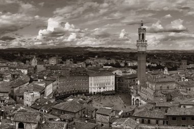 Ortaçağ kenti Siena tarihi binalar ve İtalya 'daki Belediye Zil Kulesi ile ufuk çizgisi manzarası