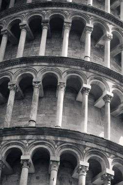 İtalya 'nın Pisa kentindeki yakın çekim kulesi dünya çapında bilinen bir simgedir..