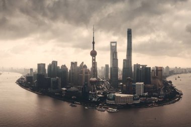 Shanghai Pudong iş bölgesi ile şehir havadan görünümü