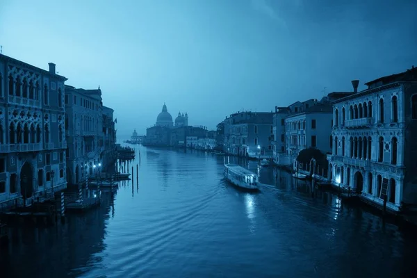 Veneza Grand Canal nascer do sol e barco — Fotografia de Stock