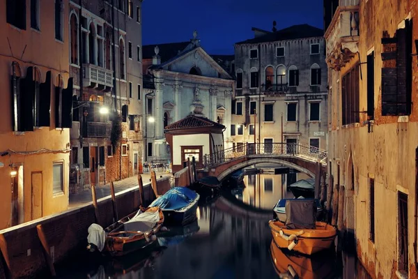 Vista Del Canal Venecia Por Noche Con Edificios Históricos Italia —  Fotos de Stock