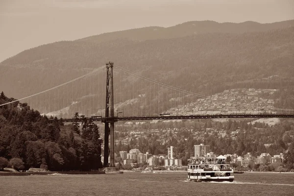 Vancouver Navio Cruzeiro Lions Gate Bridge Sobre Mar — Fotografia de Stock