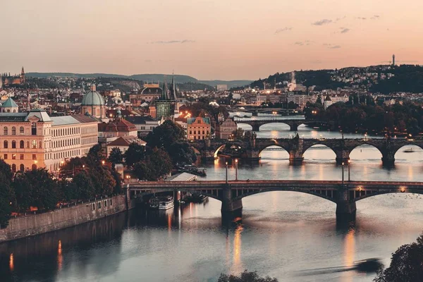 プラハのスカイラインと橋 — ストック写真
