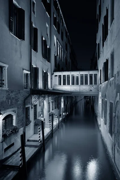 Прогулочный Мост Венецианском Канале Ночью Историческими Зданиями Италия — стоковое фото