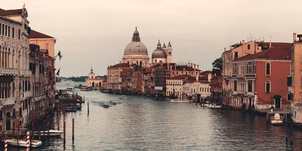 ヴェネツィア教会サンタ マリア デッラ サルーテとイタリアのパノラマの運河 — ストック写真