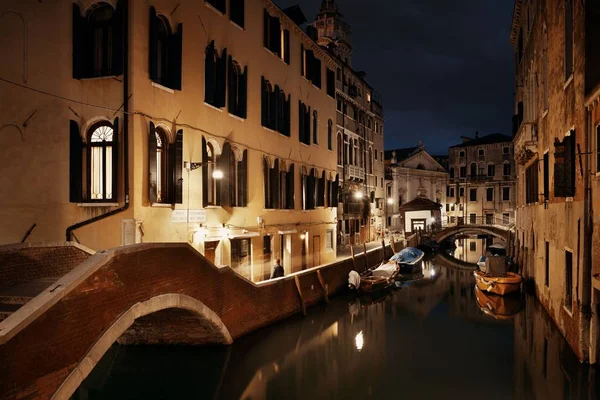 Nachtbrücke am venezianischen Kanal — Stockfoto