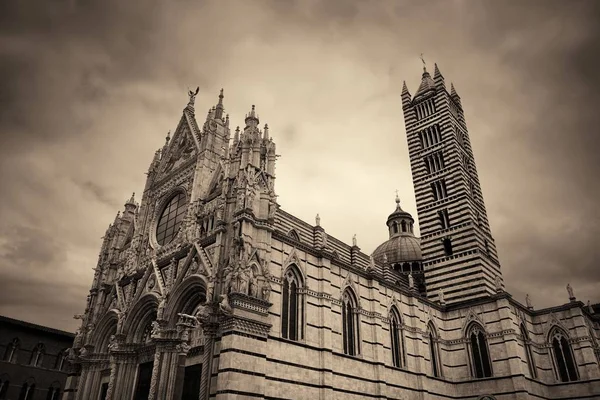 Catedral de Siena em um dia nublado — Fotografia de Stock