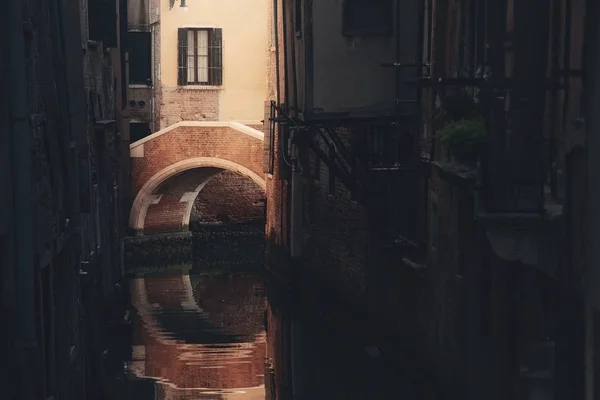 Een Brug Werd Verlicht Door Zonlicht Venetië Kanaal Italië — Stockfoto