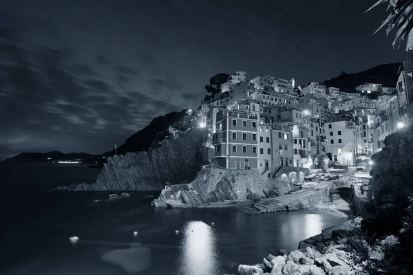 リオマジョーレのウォーターフロントの黒と白のビューは 夜にチンクテルレの建物で イタリア — ストック写真