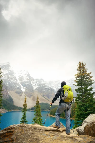 Turista Jezeře Moraine Zasněženou Horou Národním Parku Banff Kanadě — Stock fotografie
