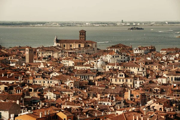 ヴェネツィアのサン マルコ広場の時計塔の上から見たスカイライン イタリア — ストック写真