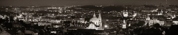 Prag manzarası çatı görünümü geceleri — Stok fotoğraf