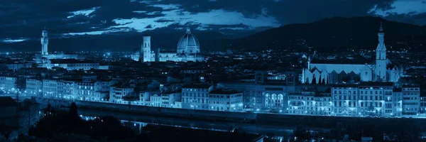 街のスカイラインを望むフィレンツェ大聖堂ピアッツァーレ ミケランジェロの夜景パノラマ — ストック写真