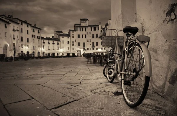 Piazza Dell Anfiteatro Lucca Olaszország Bike Éjszaka — Stock Fotó