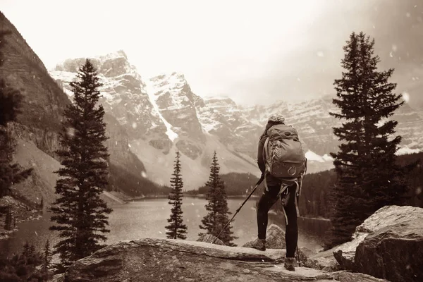 Turista Jezeře Moraine Zasněženou Horou Národním Parku Banff Kanadě — Stock fotografie