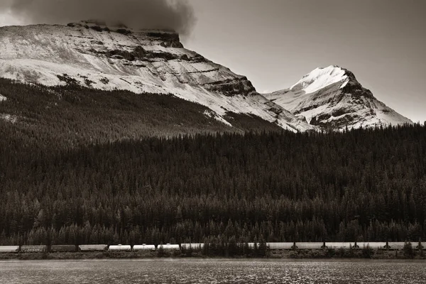 Lago Montaña Con Reflexión Niebla Atardecer Parque Nacional Banff Canadá —  Fotos de Stock