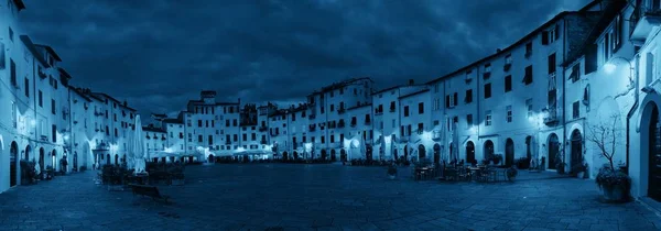 Piazza dell Anfiteatro éjszakai panoráma — Stock Fotó