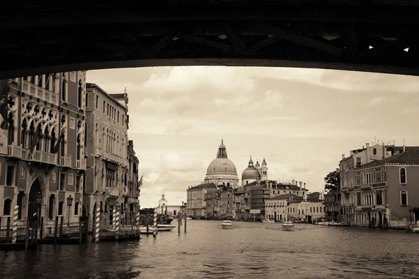 Ocupado Canal Venecia Iglesia Santa Maria Della Salute Italia — Foto de Stock