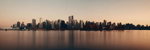 Architektura Města Vancouver Člun Odrazy Vody Panorama Při Západu Slunce — Stock fotografie