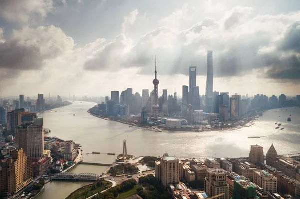 Вид с воздуха на город Шанхай с деловым районом Пудун — стоковое фото